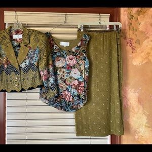 Platinum, 3 piece suit, 1 button missing on jacket.